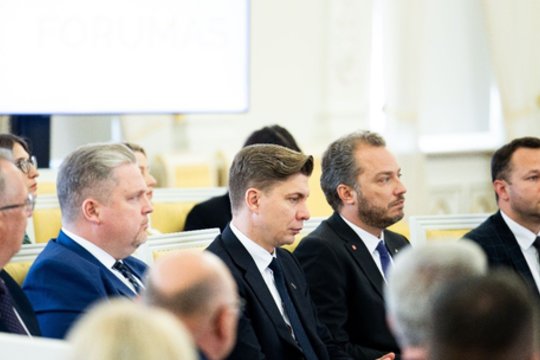 „Toks įspūdis, kad partijoje trūksta trenerio rankos“: įvardijo, kas iš ministrų gali kristi pirmas