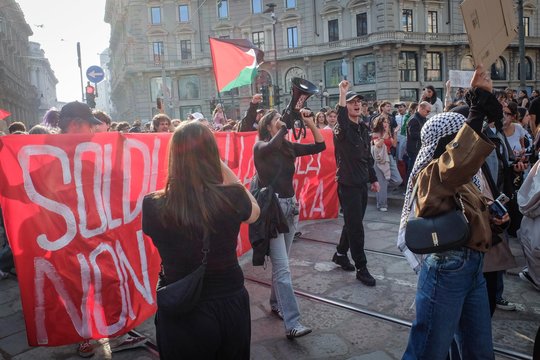 Komunizmo vėliavos Italijos gatvėse papiktino ten gyvenančią lietuvę: „Ar dar kam kyla klausimų“
