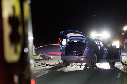 Vaizdai iš tragiškos avarijos vietos: „Audi“ nepraleido motociklo, žuvo jaunas vyras