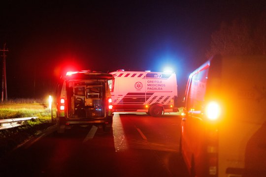 Vaizdai iš tragiškos avarijos vietos: „Audi“ nepraleido motociklo, žuvo jaunas vyras