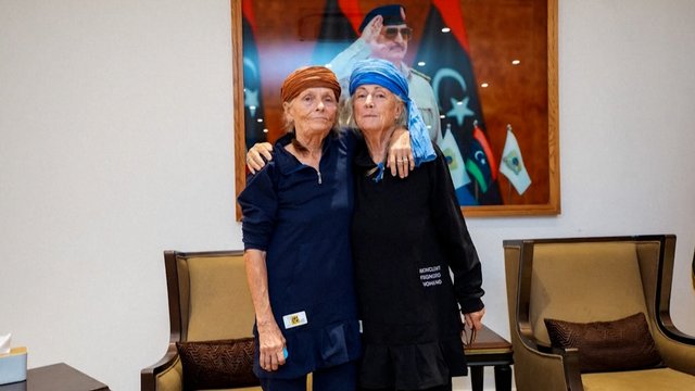 Išlaisvintos pusantrų metų Nigeryje įkaitėmis laikytos austrė ir šveicarė: pamatykite akimirkas
