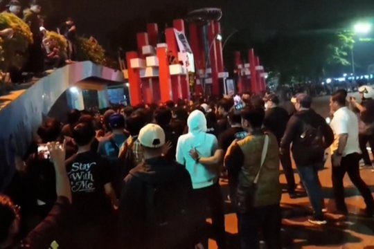 Protestų banga ritasi per pasaulį: Indonezijoje dėl miškų gaisrų studentai susirėmė su policija 