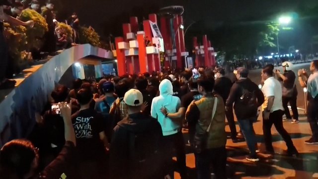Protestų banga ritasi per pasaulį: Indonezijoje dėl miškų gaisrų studentai susirėmė su policija 