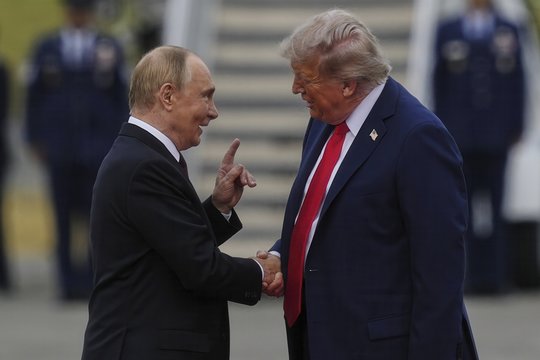 WSJ: D. Trumpas asmeniškai paprašė E. Musko panaikinti „Starlink“ ribojimus Ukrainai
