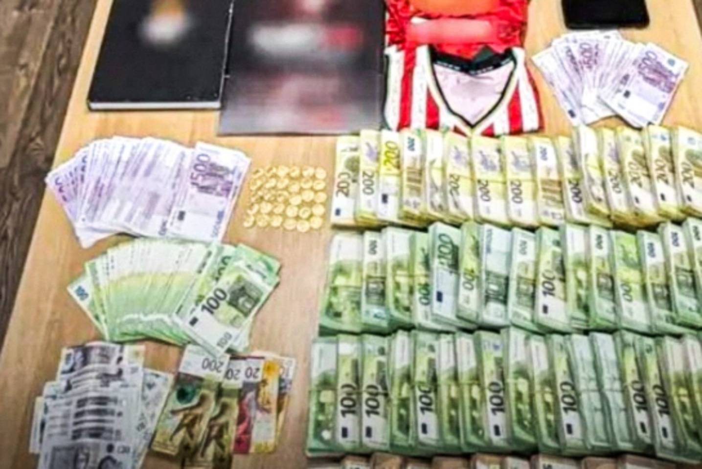 Policija per kratas rado nemažai pinigų ir kitų su galimu nusikaltimu susijusių daiktų.