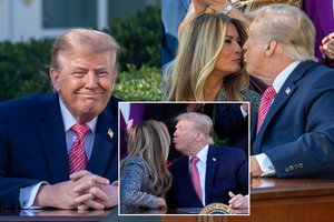 Viešas D. Trumpo bandymas pabučiuoti Melanią virto nejaukia akimirka: plinta vaizdo įrašas