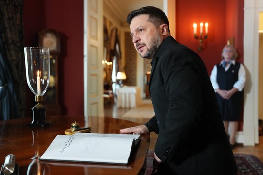 WSJ: D. Trumpas asmeniškai paprašė E. Musko panaikinti „Starlink“ ribojimus Ukrainai