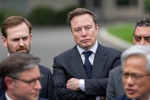 WSJ: D. Trumpas asmeniškai paprašė E. Musko panaikinti „Starlink“ ribojimus Ukrainai