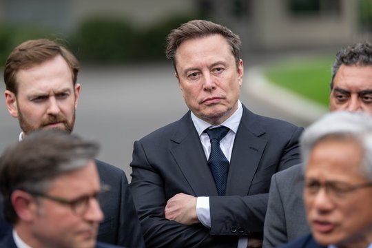 WSJ: D. Trumpas asmeniškai paprašė E. Musko panaikinti „Starlink“ ribojimus Ukrainai