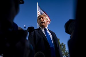 Prieš ilgametį D. Trumpo bendražygį – tyrimas dėl galimo neteisėto pasipelnymo