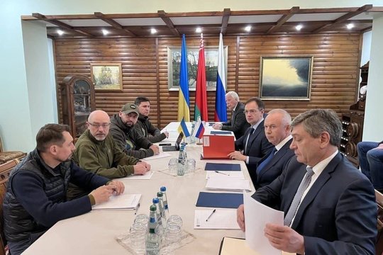 V. Putinas prakalbo apie trišalių derybų atnaujimą dėl karo Ukrainoje: pakartojo poziciją dėl Europos