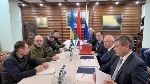 V. Putinas prakalbo apie trišalių derybų atnaujimą dėl karo Ukrainoje: pakartojo poziciją dėl Europos