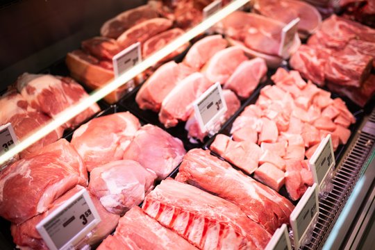Artėjant Vėlinėms „Iki“ mažina kainas: kiauliena vos už 2,15 Eur, o kapų žvakėms – „1+1“