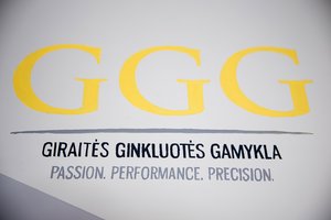 Giraitės ginkluotės gamykla pristatė pirmuosius surinktus automatinius šautuvus