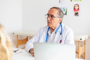 Blogiausias gėrimas širdžiai? Kardiologas atskleidė, ko pats negeria ir kitiems nepataria