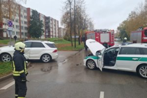 Alytuje pareigūnai pateko į avariją: viena jų išvežta į ligoninę