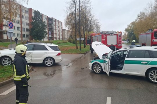 Alytuje pareigūnai pateko į avariją: viena jų išvežta į ligoninę