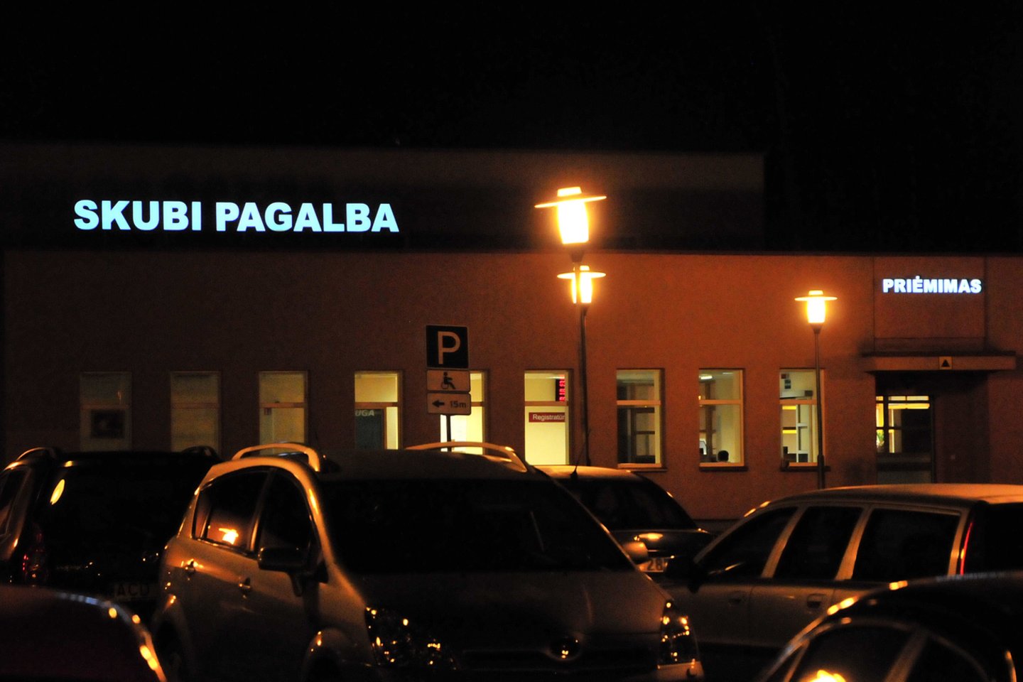 Nukentėjusysis nuvežtas į ligoninę.
