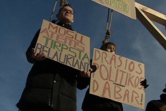 Prie Vyriausybės surengtas performansas: klimato aktyvistai įspėjo apie delsimo kainą