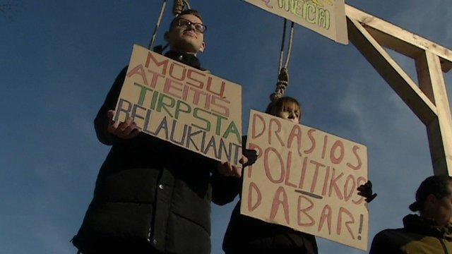 Prie Vyriausybės surengtas performansas: klimato aktyvistai įspėjo apie delsimo kainą