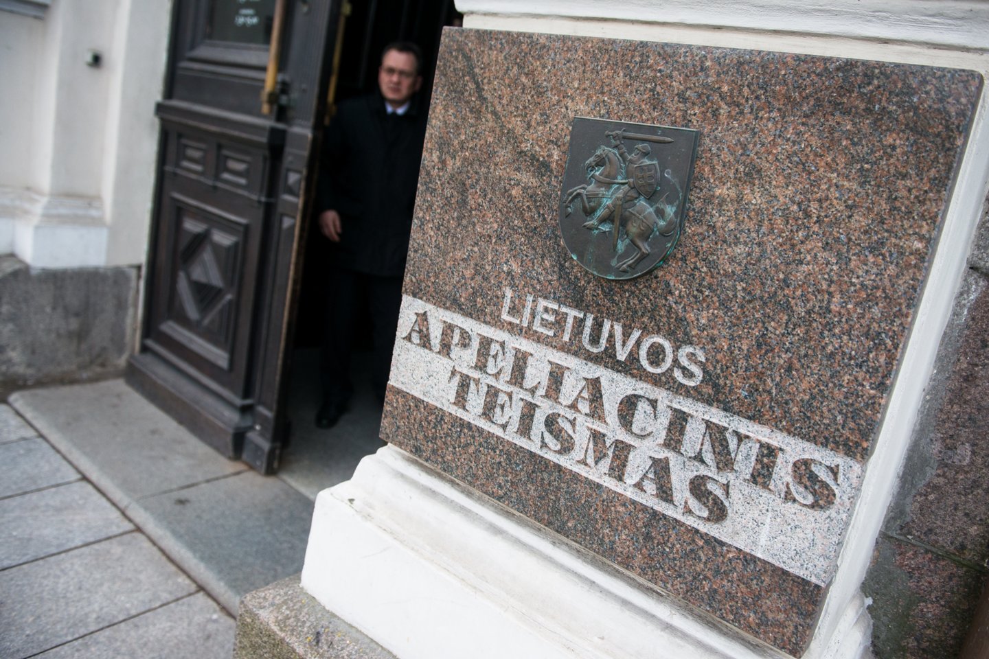 Byloje dėl su „Kamuolinių“ nusikalstama grupuote siejamų nusikaltimų Lietuvos apeliacinis teismas ieškos nukentėjusiojo ir bandys jį informuoti apie tebevykstantį procesą.