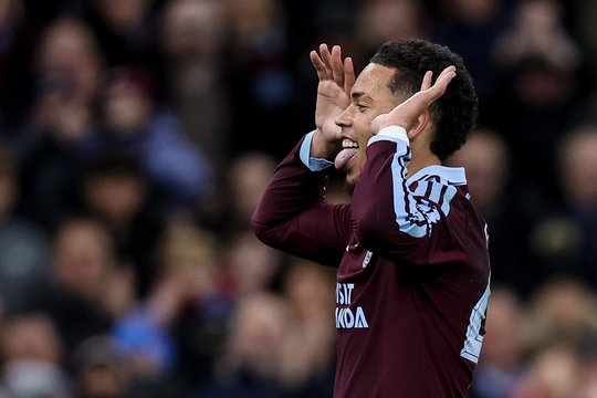 Nokautas Anglijos čempionate – „Aston Villa“ išrašė pirmąjį pralaimėjimą „Manchester City“ žvaigždėmis