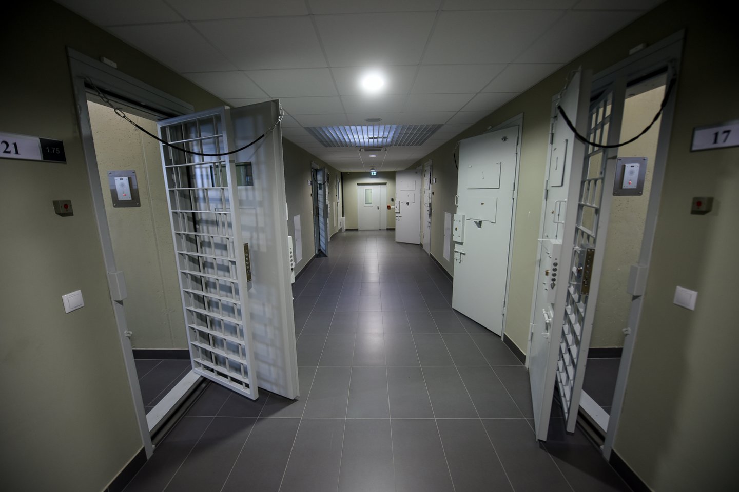 Visi trys vyrai buvo uždaryti į areštinę.