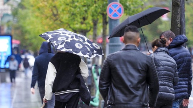 Savaitės pradžia bus lietinga ir vėjuota: kai kur griaudės perkūnija ir pabirs ledo kruopų