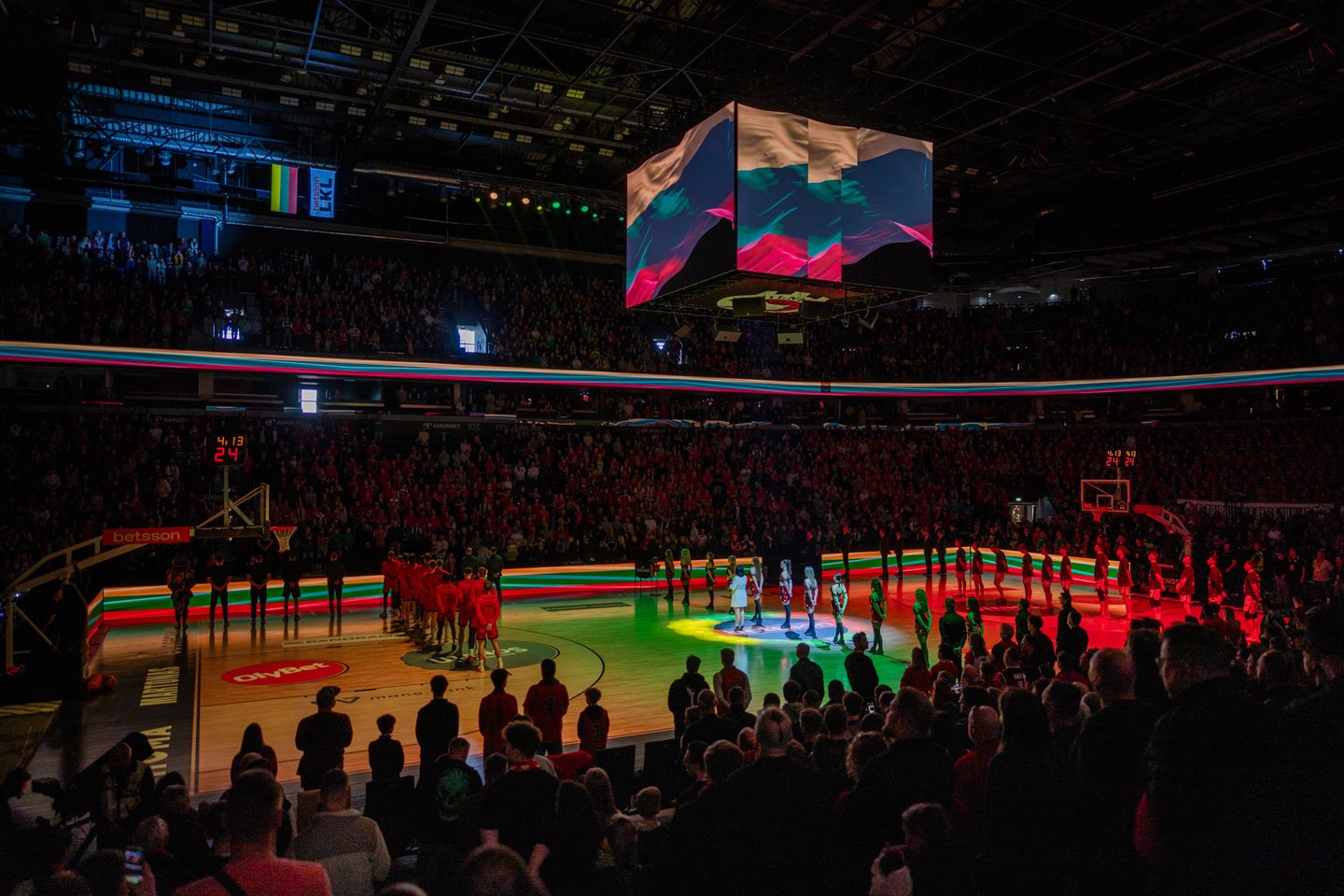 „Arena Vilnius“ praneša stiprinanti saugumo patikrą prie įėjimų.