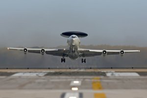 KAM: siekiama, kad išplėstoje Šiaulių aviacijos bazėje rotacijos principu būtų galima priimti 500–750 NATO karių