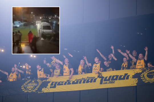Skanduotė LKL rungtynėse iššaukė smurtą: fanai puolė autobusą