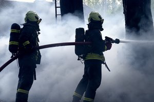 Ugniagesiai suskaičiavo savaitgalio nelaimes: gaisre žuvo žmogus, ugnis siautė sandėliuose
