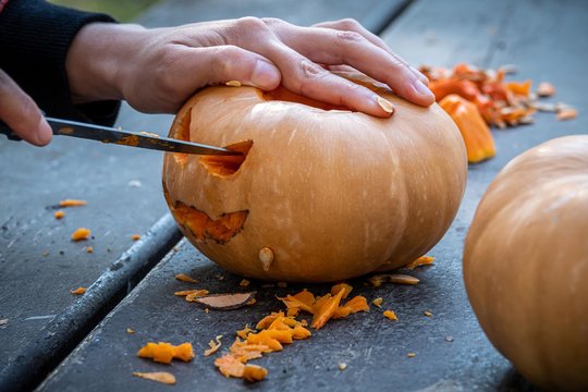 Kaip palengvinti moliūgo skaptavimą Helovynui? Peilis nebūtinas