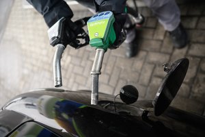 Savaitės pradžioje – džiugesni skaičiai degalinėse: kainos nežymiai sumažėjo