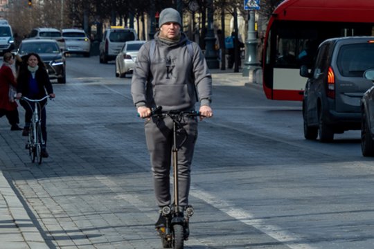 Užsimojo riboti el. paspirtukų vairuotojų amžių bei skirti drakoniškas baudas už pažeidimus