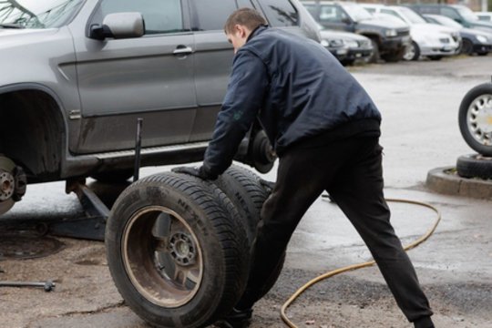 Prireikus naujų padangų – į ką atkreipti dėmesį: itin atidiems verta būti vienu atveju