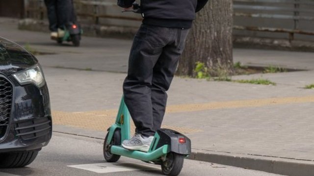 Siūlo keisti reikalavimus dėl elektrinių paspirtukų: paliestų amžių ir griežtėtų bausmės