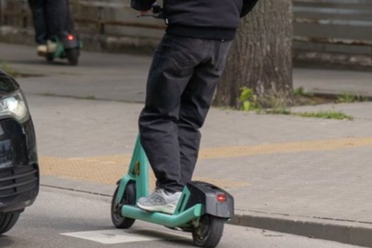 Siūlo keisti reikalavimus dėl elektrinių paspirtukų: paliestų amžių ir griežtėtų bausmės