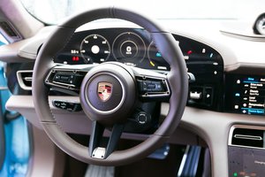 Iš privataus kiemo Prienų r. pavogtas „Porsche“, iš namo – laikrodžiai ir auksas