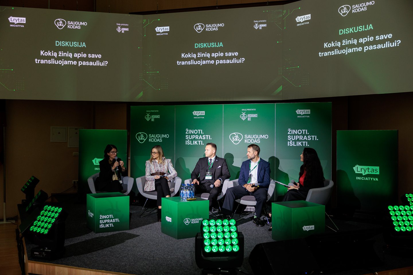 Portalo „Lrytas“ organizuojamos konferencijos „Saugumo kodas“ diskusijoje „Kokią žinią apie save transliuojame pasauliui?“: Edvinas Grikšas, Agnia Grigas,Elijus Čivilis ir Dovilė Burgienė. Diskusiją moderavo Živilė Vaškytė-Lubienė.