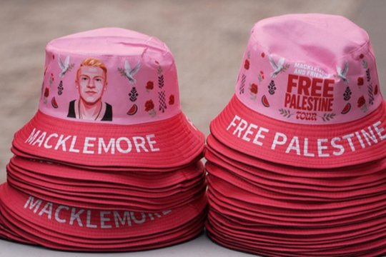 Iš E. Sheerano turo pašalintas Macklemore'as surengė turą „Free Palestine“: pajamos bus skirtos labdarai