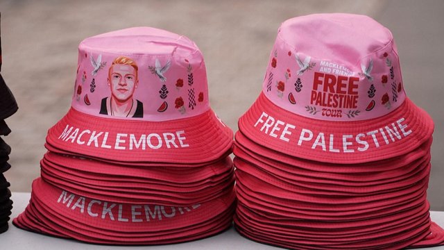 Iš E. Sheerano turo pašalintas Macklemore'as surengė turą „Free Palestine“: pajamos bus skirtos labdarai