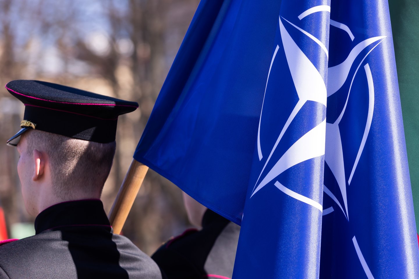 NATO vėliava.