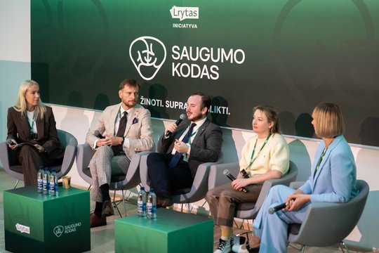 Iliuzija, kad renkamės patys: ką apie mus žino ir kaip mus valdo programėlės?