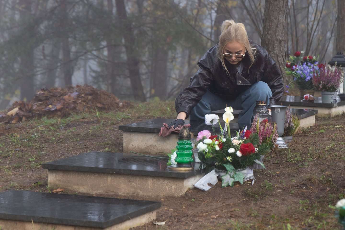Vienišų ir neatpažintų žmonių kapų tvarkymas Karveliškių kapinėse.<br>D. Labučio/ELTA nuotr.
