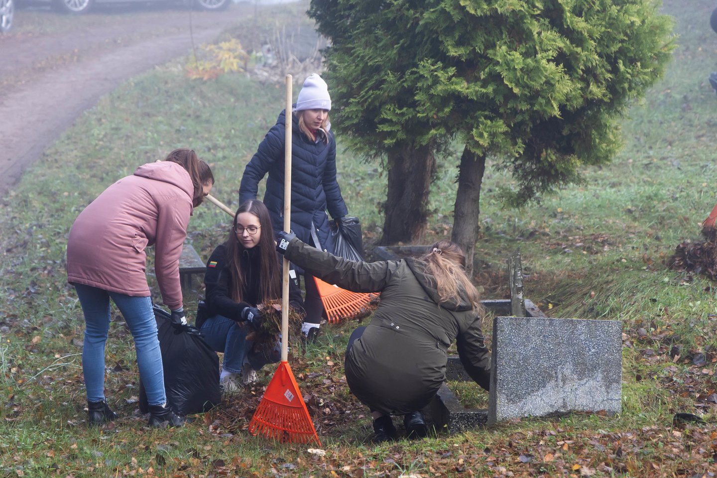 Vienišų ir neatpažintų žmonių kapų tvarkymas Karveliškių kapinėse.<br>D. Labučio/ELTA nuotr.
