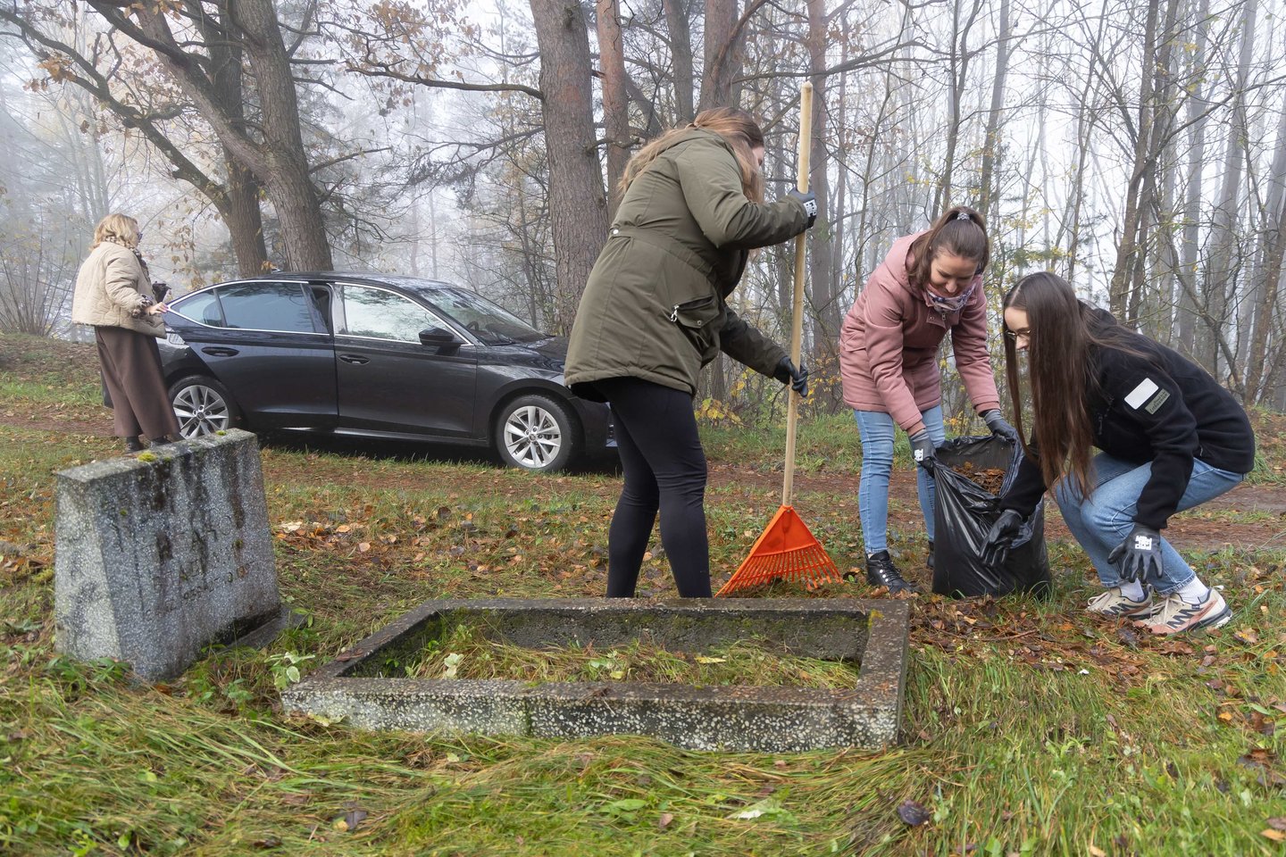 Vienišų ir neatpažintų žmonių kapų tvarkymas Karveliškių kapinėse.<br>D. Labučio/ELTA nuotr.