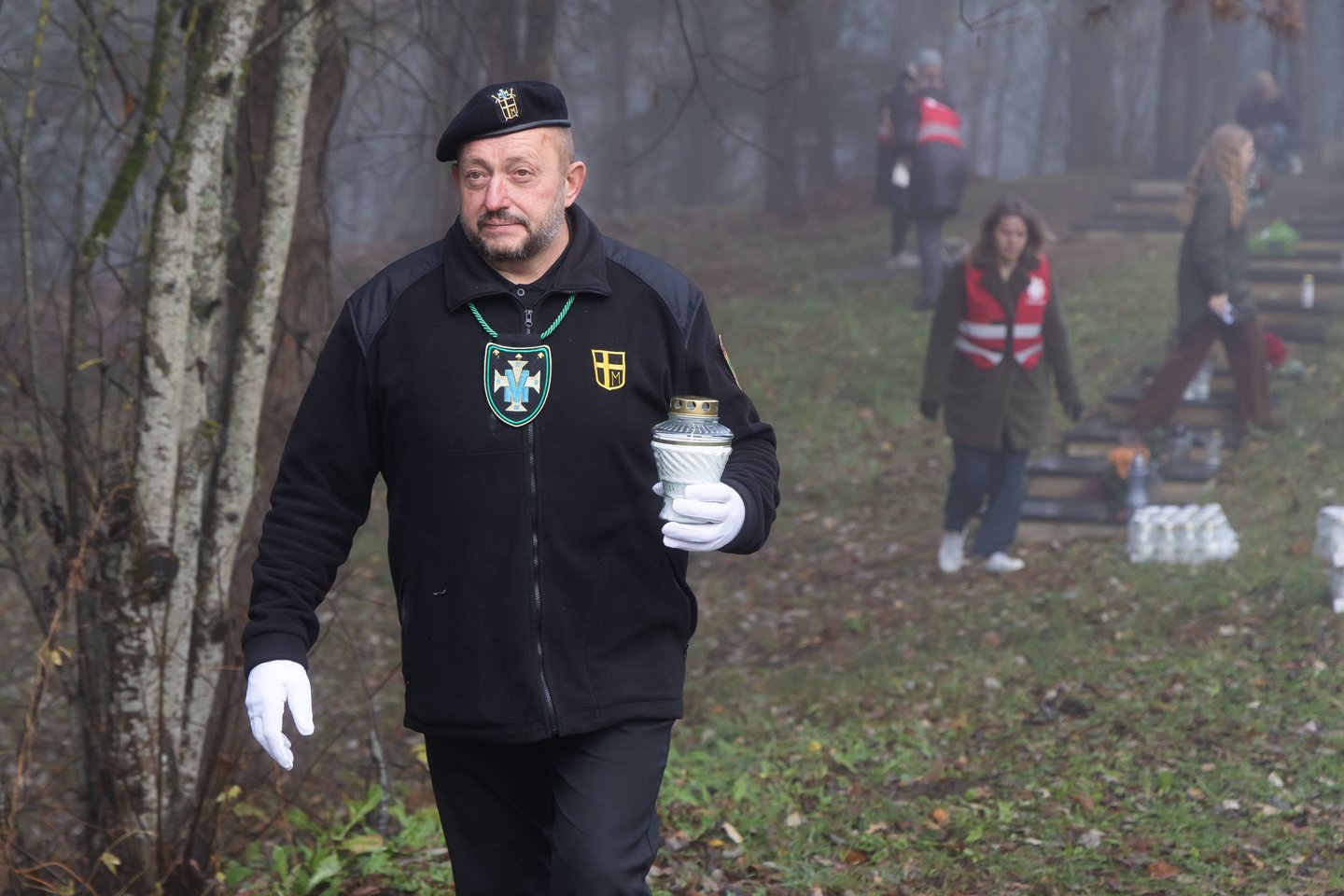 Vienišų ir neatpažintų žmonių kapų tvarkymas Karveliškių kapinėse.<br>D. Labučio/ELTA nuotr.