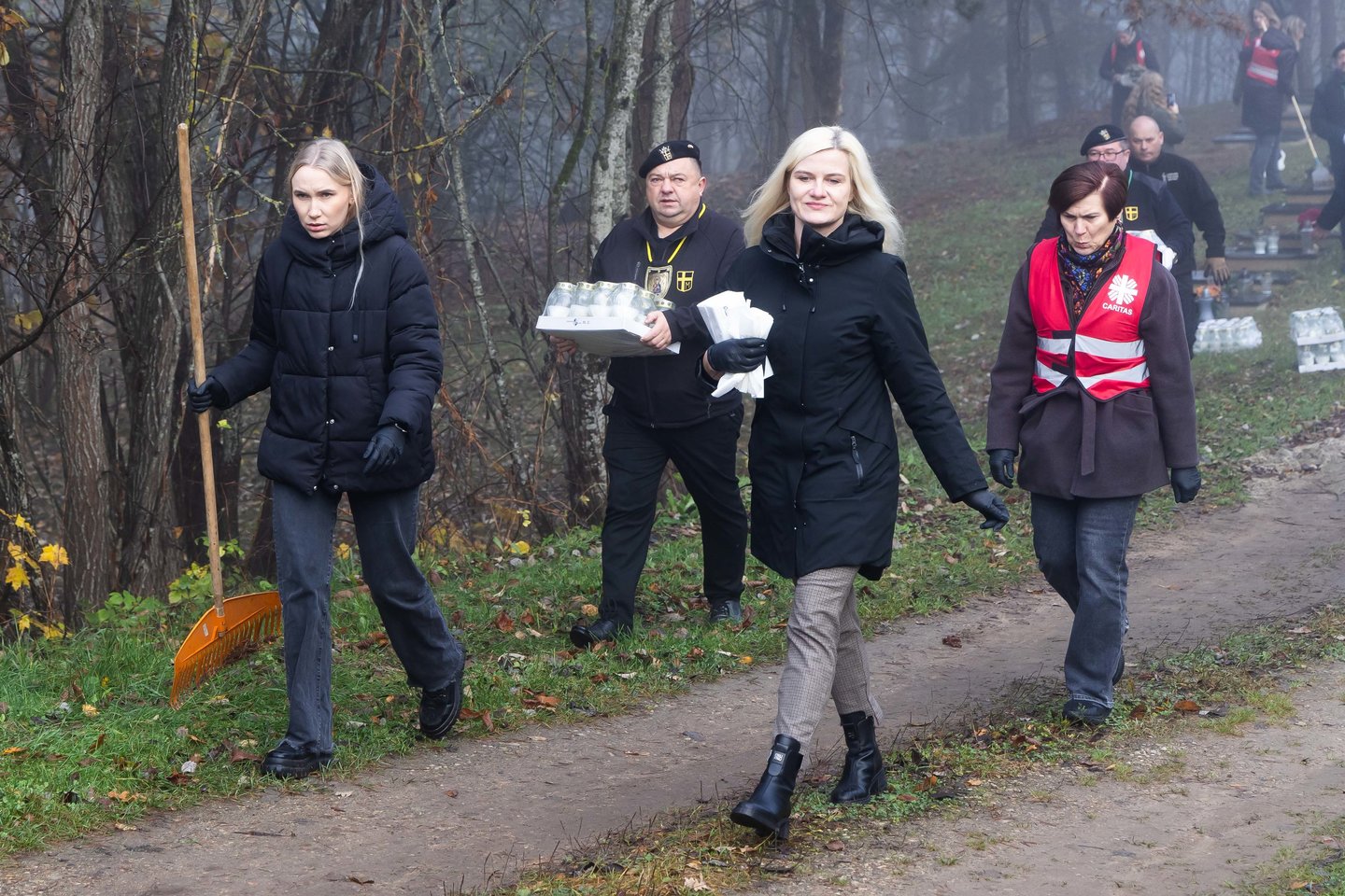 Vienišų ir neatpažintų žmonių kapų tvarkymas Karveliškių kapinėse.<br>D. Labučio/ELTA nuotr.