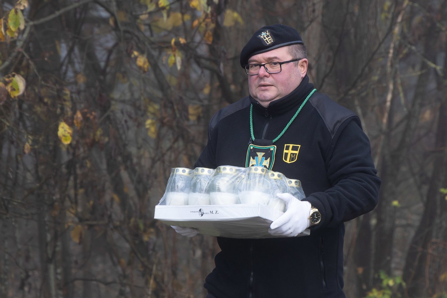 Vienišų ir neatpažintų žmonių kapų tvarkymas Karveliškių kapinėse.<br>D. Labučio/ELTA nuotr.